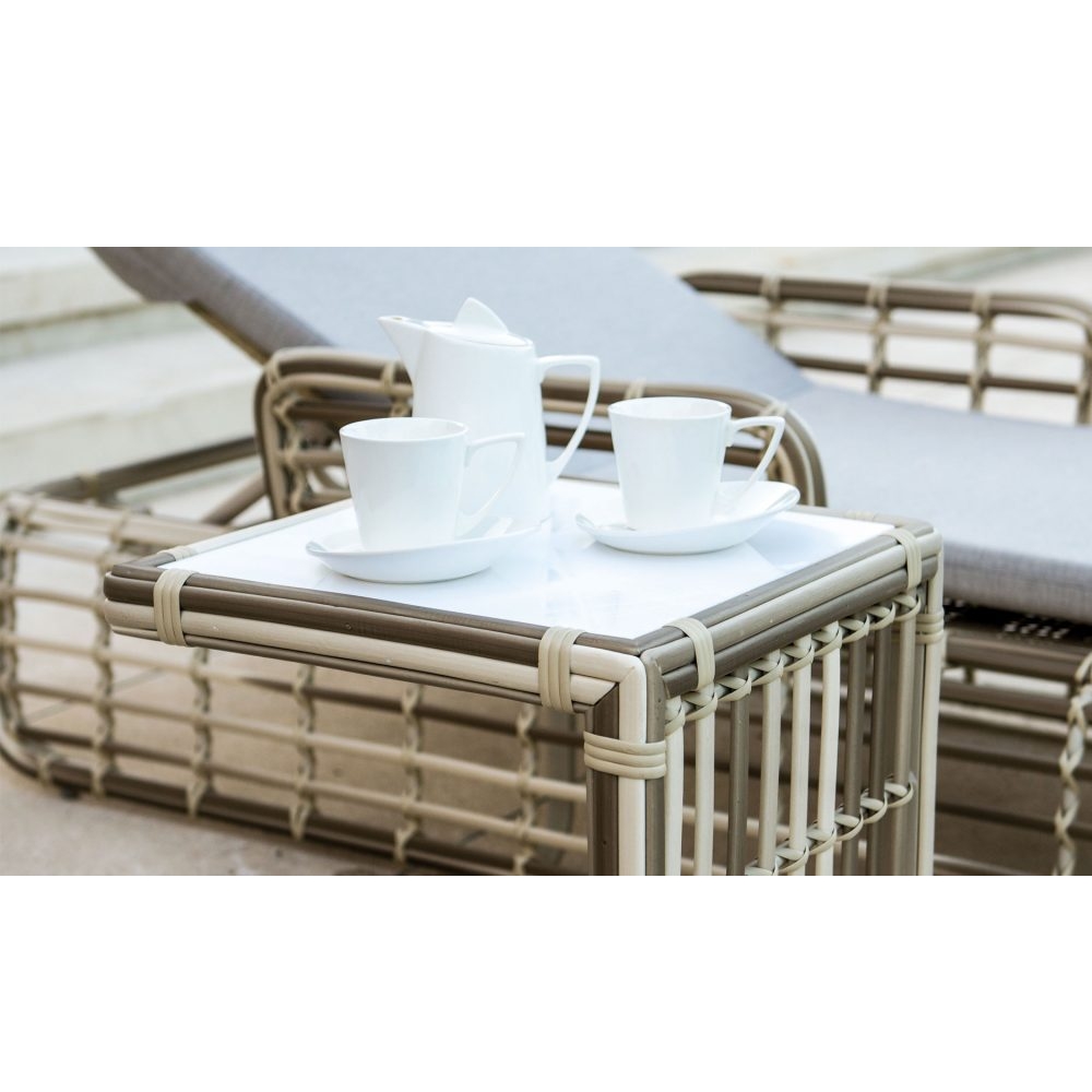 otrm7x96ung3hmn1z3srl53zcresvnif VILLA Стол к лежаку