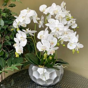 Композиция "Орхидея белая 7 веток в серебряной чаше мозаик"