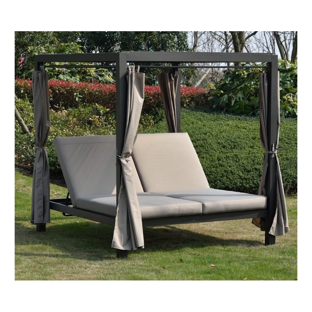 Шатер с лежаками