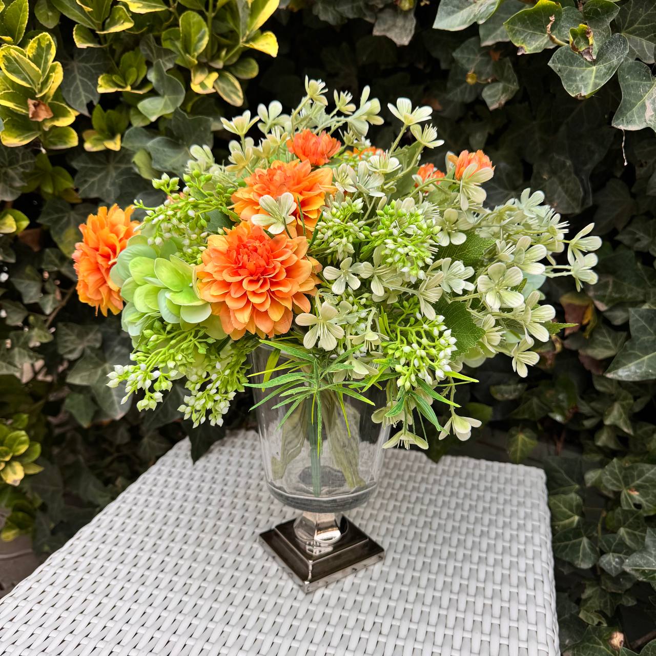 Композиция бело-зеленая в вазе