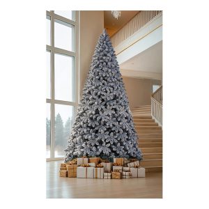 Искусственная высокая елка в снегу