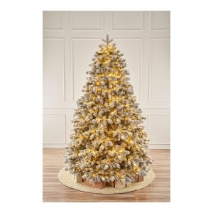 Высокая елка с гирляндой в Краснодаре