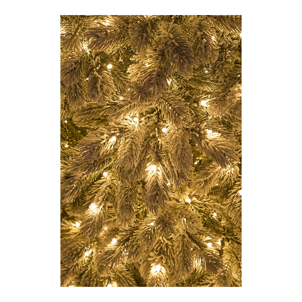 Новогодняя заснеженная елка